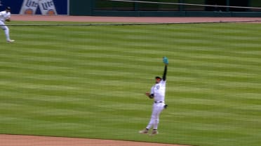 Javier Báez makes a fantastic leaping catch