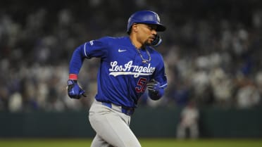 Mookie Bett's solo home run (4)