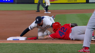 Cody Bellinger nabs Zach Neto at third after review