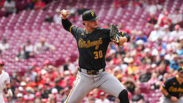 Paul Skenes fans Elly De La Cruz