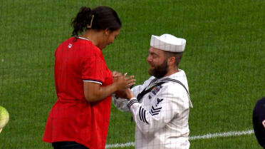 Sailor proposes before the Nationals game