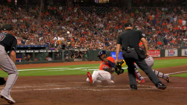 Yordan Alvarez scores on sacrifice fly 