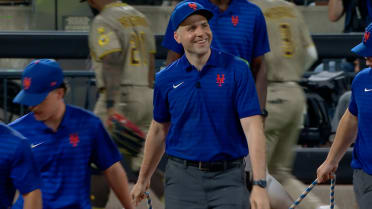 Steve Gelbs gets his hands dirty with grounds crew