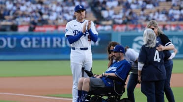 Dodgers honor fan with ALS, family in pregame ceremony