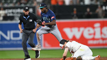 Gunnar Henderson out at second after a review