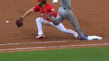 Seiya Suzuki beats out an infield single after review