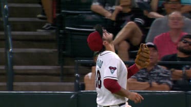 Nolan Arenado hace bonita atrapada de canasta