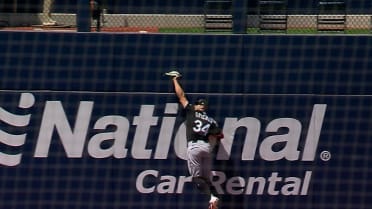 Randal Grichuk captura de un salto