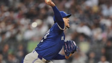 José Berríos retires Judge and strands two in the 3rd