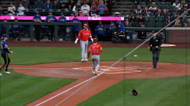 Wade Meckler anota en wild pitch