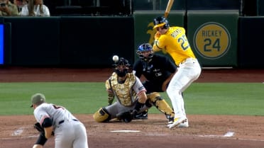 Rooker detona HR de tres carreras