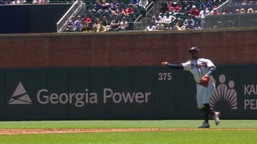 Ozzie Albies' great spinning throw