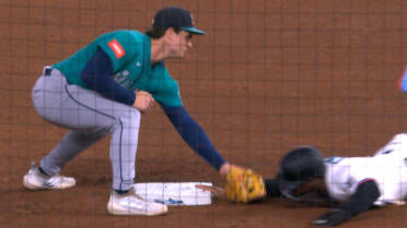 Xavier Edwards tags up to second base after review