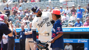 Byron Buxton gifts a fan a new bicycle 
