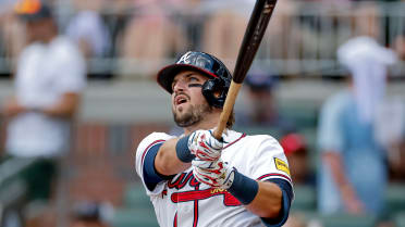 Austin Riley pega jonrón solitario 