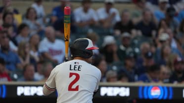 Brooks Lee crushes a two-run triple with pencil bat