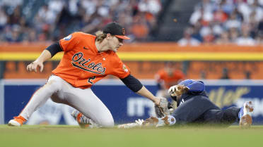 Gunnar Henderson gets the tag down after review