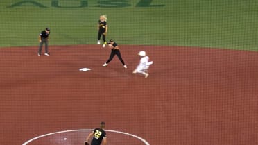 Team Klingler turns behind-the-back double play