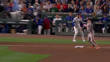 Giants turn double play in 8th to keep game tied