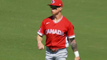 Espectacular atrapada de Tyler O'Neill