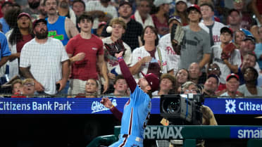 Bryson Stott makes a great catch in foul territory