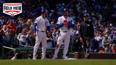 Vista del campo: Triple de Michael Busch despeja las bases