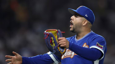 Enmanuel De Jesus escapes trouble in the 4th inning