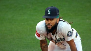 The Mariners turn a sweet double play