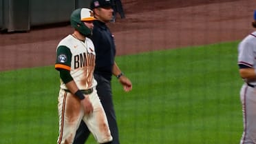Colton Cowser se roba segunda base y avanza tras error