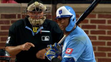 Salvador Perez pega sac fly