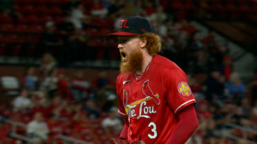 Dustin May escapes bases-loaded jam in the 6th inning