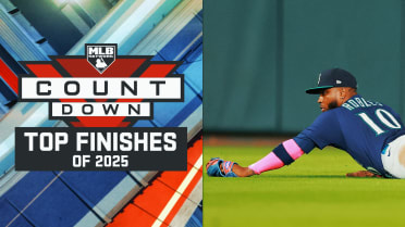 Top Finishes of 2025: Robles' game-ending double play