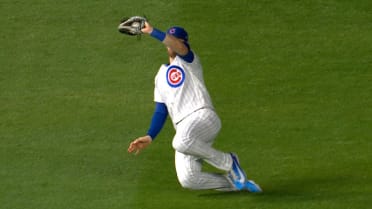Ian Happ atrapa la pelota deslizándose