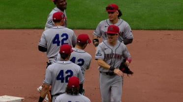 Ildemaro Vargas gets third out to seal D-backs' win