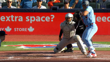 Brandon Valenzuela es golpeado por un pitcheo tras revisión