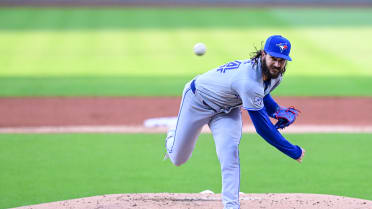 Cease deja a 2 varados en el 1er inning