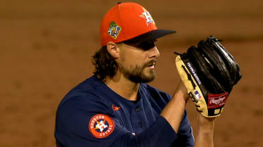 Ryan Weiss propina 3 ponches