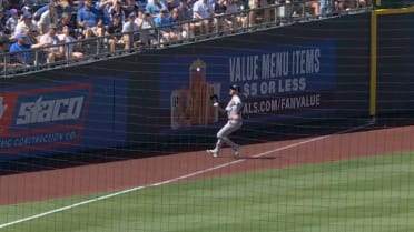 Cody Bellinger's difficult grab in foul territory