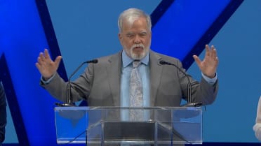 Paul Hoynes accepts BBWAA Career Excellence Award