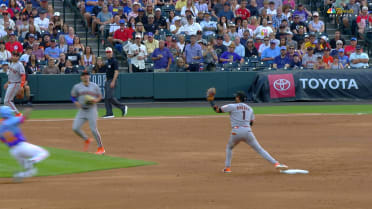 Giants turn double play after challenge 