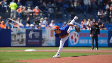 Jonah Tong fans Nelson Velázquez