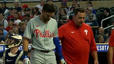 Trea Turner sale del juego tras un golpe en la pierna