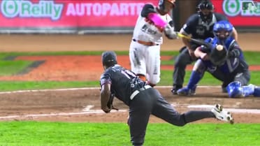 Willie Calhoun produce con sencillo dentro del cuadro