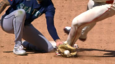 Jordan Walker caught stealing 2nd base after review