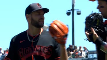 Adrian Houser sale de un apuro