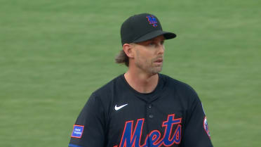 Jeff McNeil retira a Acuña en la 1ra
