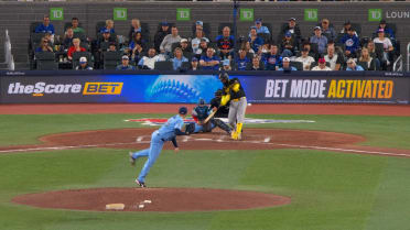 Marcell Ozuna pega hit remolcador 