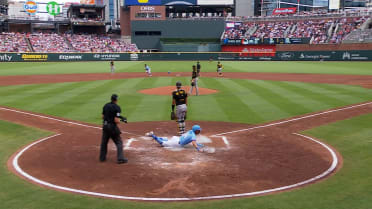 Mauricio Dubón steals home on double steal