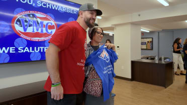 Kyle Schwarber visits Veterans Multi-Service Center