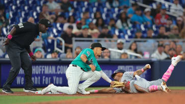 Joe Mack throws out Nasim Nuñez after review